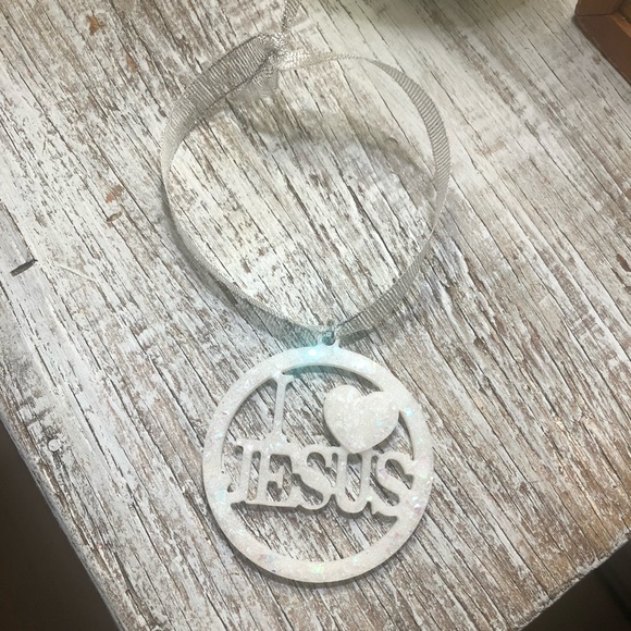I ❤️ Jesus Ornament - Picture 3 of 10